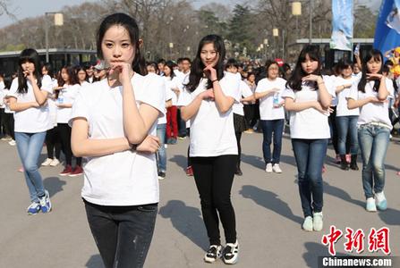 都怪它！库库滑倒送礼*2当场换鞋 赛后泄愤扔进垃圾桶